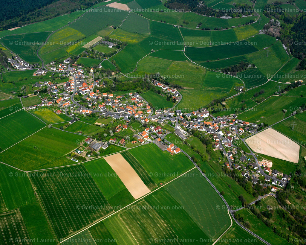2615103 | BERFA 07.06.2006 Landwirtschaftliche Nutzflächen und Feldgrenzen  umsäumen das Siedlungsgebiet des Dorfes in Berfa im Bundesland Hessen, Deutschland // Agricultural land and field boundaries surround the settlement area of the village  in Berfa in the state Hesse, Germany Foto: Gerhard Launer