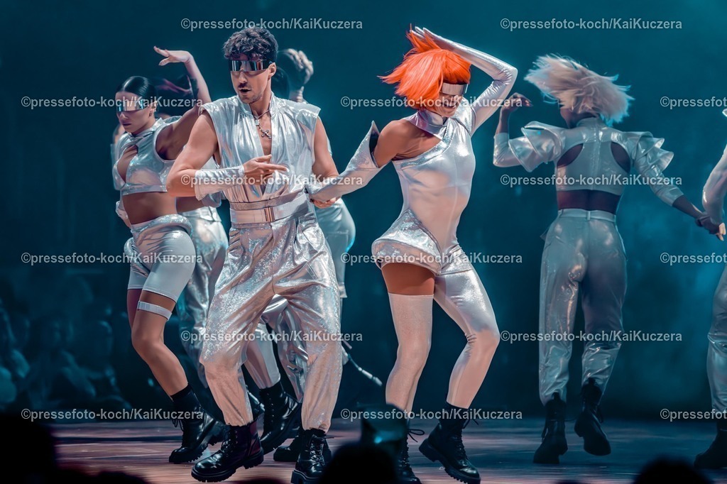 xKKUx15112501007 | 15.11.2025, xkkux, Düsseldorf, Let's Dance die Tour 2025 im PSD Bank DOME. Eröffnungstanz  im futuristischen Look der Profitänzer auf der Bühne 