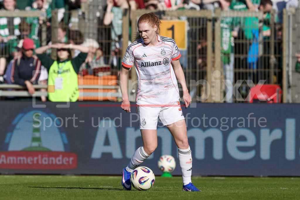 Fussball, Google Pixel Frauen-Bundesliga, SV Werder Bremen - FC Bayern München | Stine Ballisager (FC Bayern München, 3) am Ball, Freisteller, Einzelbild, Ganzkörper, Aktion, Action, Spielszene, DIE DFB-RICHTLINIEN UNTERSAGEN JEGLICHE NUTZUNG VON FOTOS ALS SEQUENZBILDER UND/ODER VIDEOÄHNLICHE FOTOSTRECKEN. DFB REGULATIONS PROHIBIT ANY USE OF PHOTOGRAPHS AS IMAGE SEQUENCES AND/OR QUASI-VIDEO.