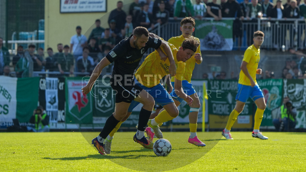 Fußball, Herren, Saison 2025/2026, Regionalliga Nordost, 10. Spieltag, FSV 63 Luckenwalde vs. BSG Chemie Leipzig, Samstag 27.09.2025, Werner-Seelenbinder-Stadion Luckenwalde, | Fußball, Herren, Saison 2025/2026, Regionalliga Nordost, 10. Spieltag, FSV 63 Luckenwalde vs. BSG Chemie Leipzig, Samstag 27.09.2025, Werner-Seelenbinder-Stadion Luckenwalde, Im Bild: Tim Kießling (l. Chemie) und Phillip König (r. Luckenwalde) - Realisiert mit Pictrs.com