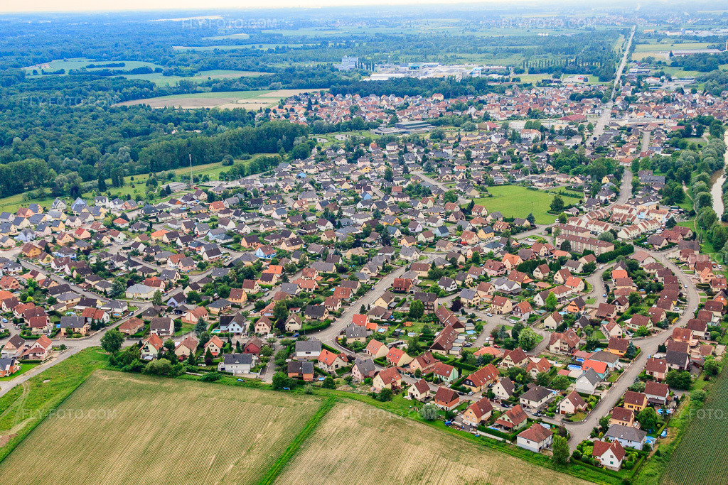Aerial view: View of the town from the north in Drusenheim in the state Bas-Rhin, France. – Photo: IMG_28826.jpg taken on 06/14/2010 by Werner Riehm/FLY-FOTO.com – Resolution of the original: 4752 x 3168 px