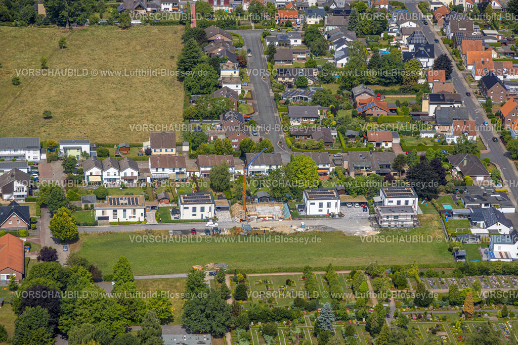 Hamm250701649Rhynern | Luftbild, kath. Friedhof und Baustelle mit Neubau Wohnhäuser am Hellenkamp, Stadtbezirk Rhynern, Hamm, Ruhrgebiet, Nordrhein-Westfalen, Deutschland