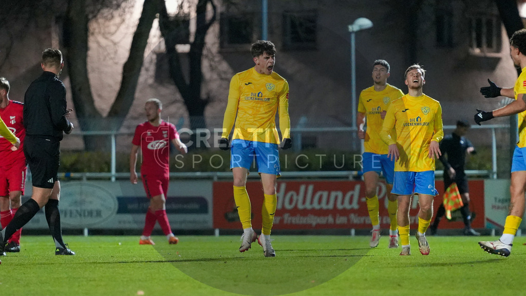 Fußball, Herren, Saison 2025/2026, Regionalliga Nordost, 17. Spieltag, FSV 63 Luckenwalde vs. ZFC Meuselwitz, Freitag 28.11.2025, Werner-Seelenbinder-Stadion Luckenwalde, | Fußball, Herren, Saison 2025/2026, Regionalliga Nordost, 17. Spieltag, FSV 63 Luckenwalde vs. ZFC Meuselwitz, Freitag 28.11.2025, Werner-Seelenbinder-Stadion Luckenwalde, Im Bild: Tim Maciejewski (Luckenwalde) jubelt über seinen Führungstreffer. - Realisiert mit Pictrs.com