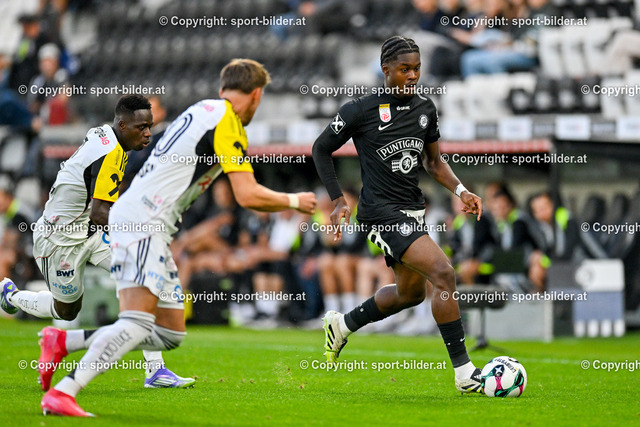 AUT, Admiral Bundesliga, LASK Linz vs SK Sturm Graz | 01.08.2025, Raiffeisen Arena Linz, AUT, Admiral Bundesliga, LASK Linz vs SK Sturm Graz, im Bild Ismaila Cheick Coulibaly (LASK), Kasper Poul Moelgaard Joergensen (LASK) vs Tochi Phil Chuwuani (Sturm Graz)