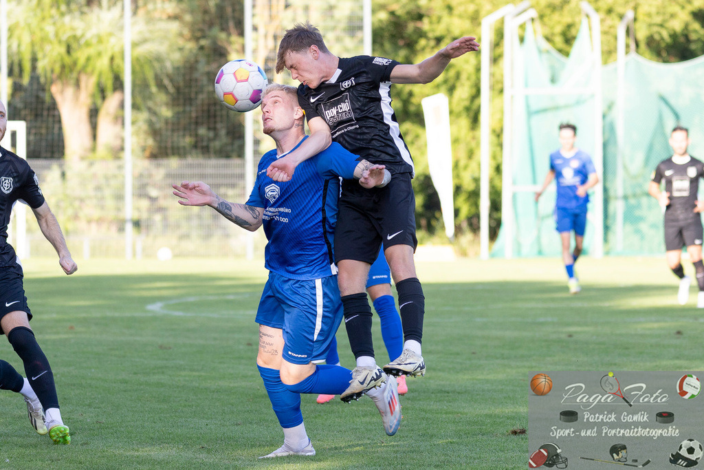 Hessenliga: Türk Gücü Friedberg - FC Eddersheim, 09.08.2024 | Nicola Jürgens (Türk Gücü Friedberg #9) &amp; .e3 im Kopfballduell, Türk Gücü Friedberg - FC Eddersheim, Friedberg, Städtischer Sportplatz, 9.8.2024 - Realisiert mit Pictrs.com