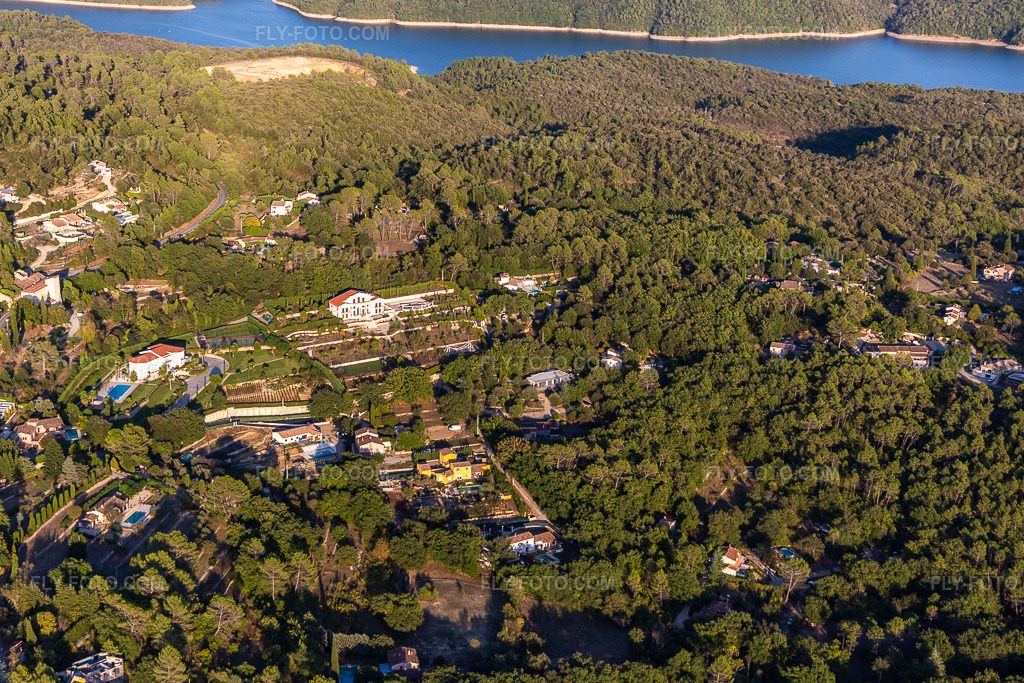 Aerial view: View of the town in Montauroux in the state Var, France. – Photo: IMG_129516.jpg taken on 09/18/2021 by Werner Riehm/FLY-FOTO.com – Resolution of the original: 4671 x 3114 px