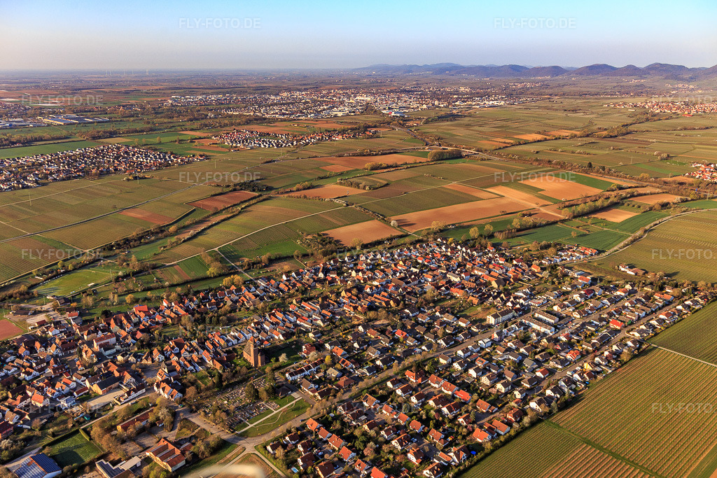Luftbild: Ortsansicht von Nordosten in Essingen im Bundesland Rheinland-Pfalz in Deutschland. Foto: IMG_126368.jpg vom 04.04.2021 durch Werner Riehm/FLY-FOTO.de
