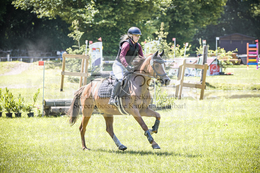 DOS_6763 | Entdecke hochwertige Reitturnierfotos von Foto Oger. Professionell, emotional und authentisch – jetzt Lieblingsmomente im Shop bestellen.Deutschlandweite Turnierfotografie. - Realisiert mit Pictrs.com