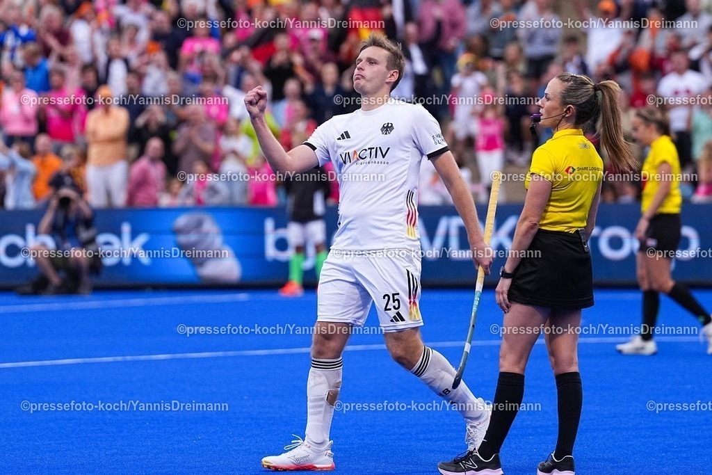 xydrx16082503078 | 16.08.2025, xydrx, Herren EuroHockey Championship 2025, Finale, Niederlande - Deutschland, Sparkassenpark Mönchengladbach: Hannes Mueller (GER #25) jubelt über seinen Treffer im Penaltyschießen