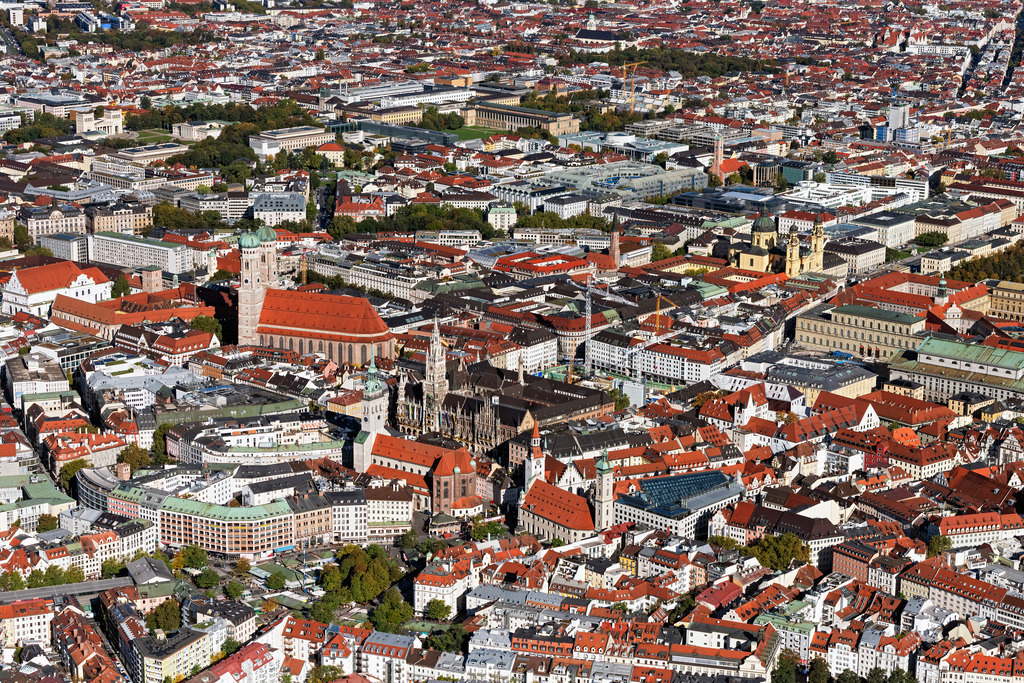 dr__0054047.jpg | MüNCHEN 07.10.2024 Stadtzentrum im Innenstadtbereich im Ortsteil Altstadt in München im Bundesland Bayern, Deutschland. // The city center in the downtown area in the district Altstadt in Munich in the state Bavaria, Germany. Foto: Daniel Reiter