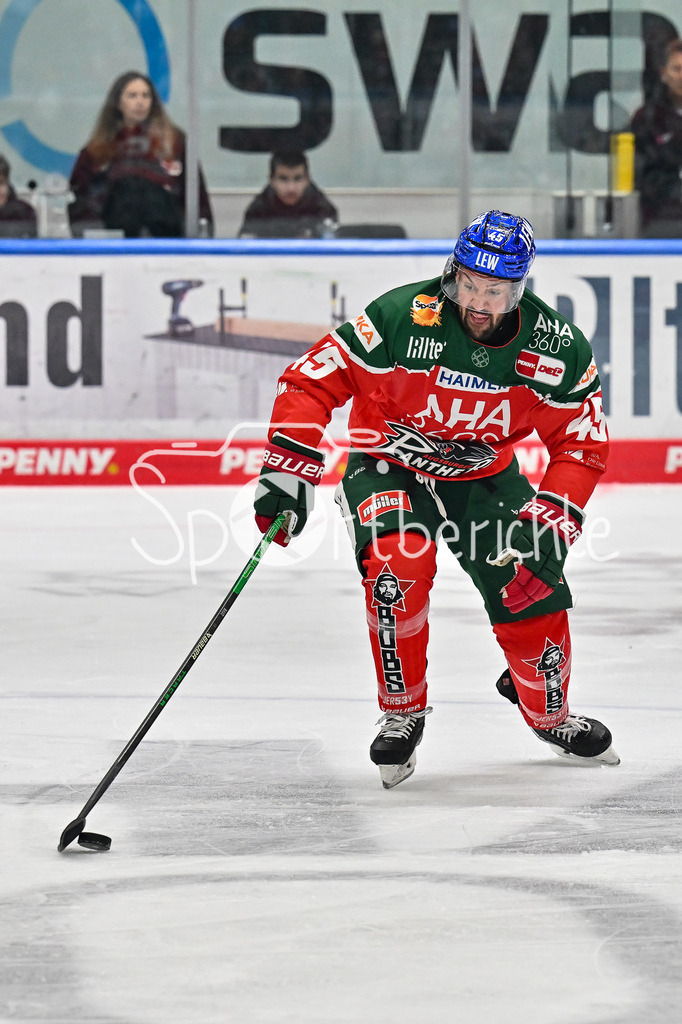 Augsburger Panther - Kölner Haie | am Puck Jason BAST (Augsburger Panther #45) / Freisteller / Einzelfoto / DEL: Augsburger Panther - Kölner Haie, Curt Frenzel Stadion am 29.09.2024
