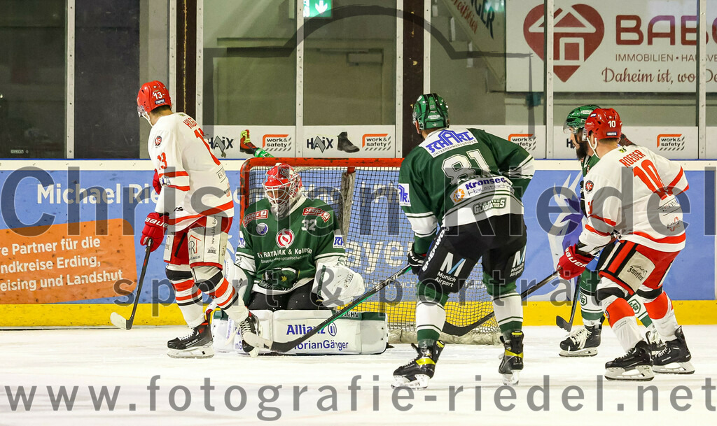 2023-10-20_144_TSV_Erding_gegen_EHC_Klostersee | Erding, Deutschland, 20.10.2023:.Eishockey, Bayernliga Vorrunde 2023 / 2024, 2. Spieltag, TSV Erding gegen EHC Klostersee, Endergebnis: 7:2..Tobias Hilger (EHC Klostersee, #13), Torwart Dimitri Pätzold (Erding Gladiators, #32), Maximilian Forster (Erding Gladiators, #81), Simon Roeder (EHC Klostersee, #10)..Foto: Christian Riedel / fotografie-riedel.net