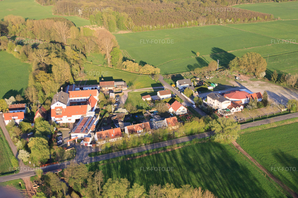 Luftbild: Ortsteil Neumühle in Offenbach an der Queich im Bundesland Rheinland-Pfalz in Deutschland. Foto: IMG_56767.jpg vom 25.04.2013 durch Werner Riehm/FLY-FOTO.deAuflösung des Originals: 4752 x 3168 px