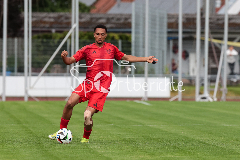 SSV Dillingen - FC Bayern Amateure | am Ball Vincent MANUBA (FCB #2) / Freisteller / Einzelfoto