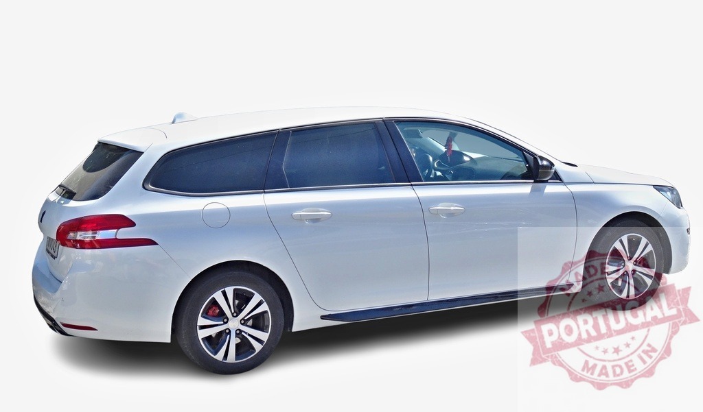 White Peugeot 308 SW station wagon parked on white background | Side view of white Peugeot 308 SW station wagon isolated on white background - Realisiert mit Pictrs.com
