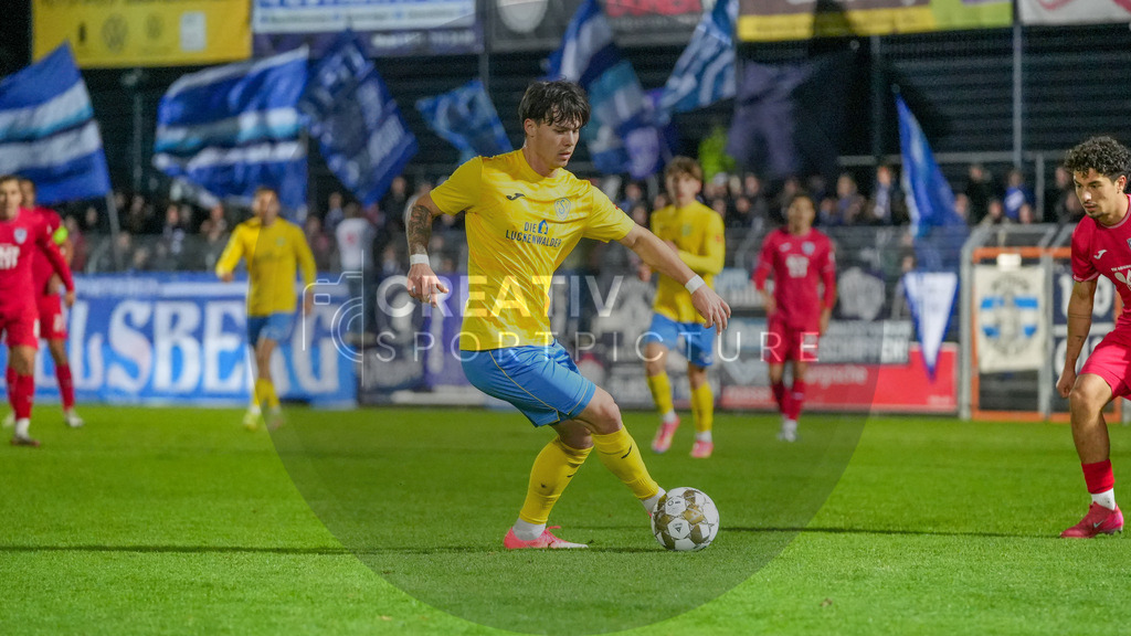 Fußball, Herren, Saison 2025/2026, Regionalliga Nordost, 13. Spieltag, FSV 63 Luckenwalde vs. SV Babelsberg 03, Freitag 24.10.2025, Werner-Seelenbinder-Stadion Luckenwalde, | Fußball, Herren, Saison 2025/2026, Regionalliga Nordost, 13. Spieltag, FSV 63 Luckenwalde vs. SV Babelsberg 03, Freitag 24.10.2025, Werner-Seelenbinder-Stadion Luckenwalde, Im Bild: Matthew Meier (Luckenwalde) - Realisiert mit Pictrs.com