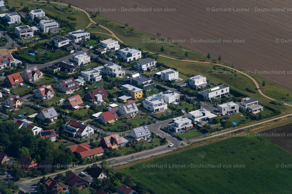 4035145 | BRAUNSCHWEIG 31.07.2020 Wohngebiet einer Einfamilienhaus- Siedlung an der Straße Rischauer Moor bei Kanzlerfeld im Ortsteil Lehndorf-Watenbüttel in Braunschweig im Bundesland Niedersachsen, Deutschland. // Single-family residential area of settlement on street Rischauer Moor in the district Lehndorf-Watenbuettel in Brunswick in the state Lower Saxony, Germany. Foto: Gerhard Launer