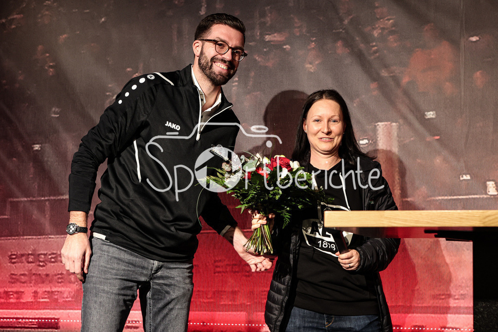 Saisonabschluss Augsburger Panther | Daniela WIEDEMANN vom AEV (Preistraegerin DEL AWARD) auf der Saisonabschlussfeier der Augsburger Panther wird von Max HORBER Beglueckwuenscht