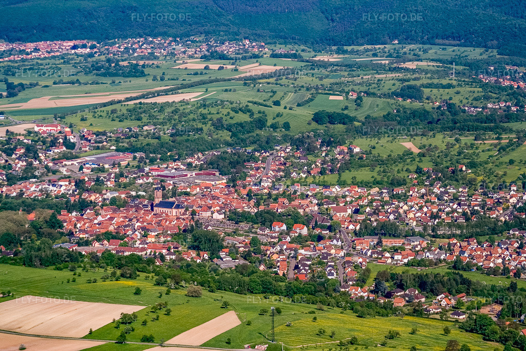 Luftbild: Stadtzentrum aus Osten in Reichshoffen im Bundesland Bas-Rhin in Frankreich. – Foto: IMG_10830.jpg vom 12.05.2008 durch Werner Riehm/FLY-FOTO.de – Auflösung des Originals: 3455 x 2304 px