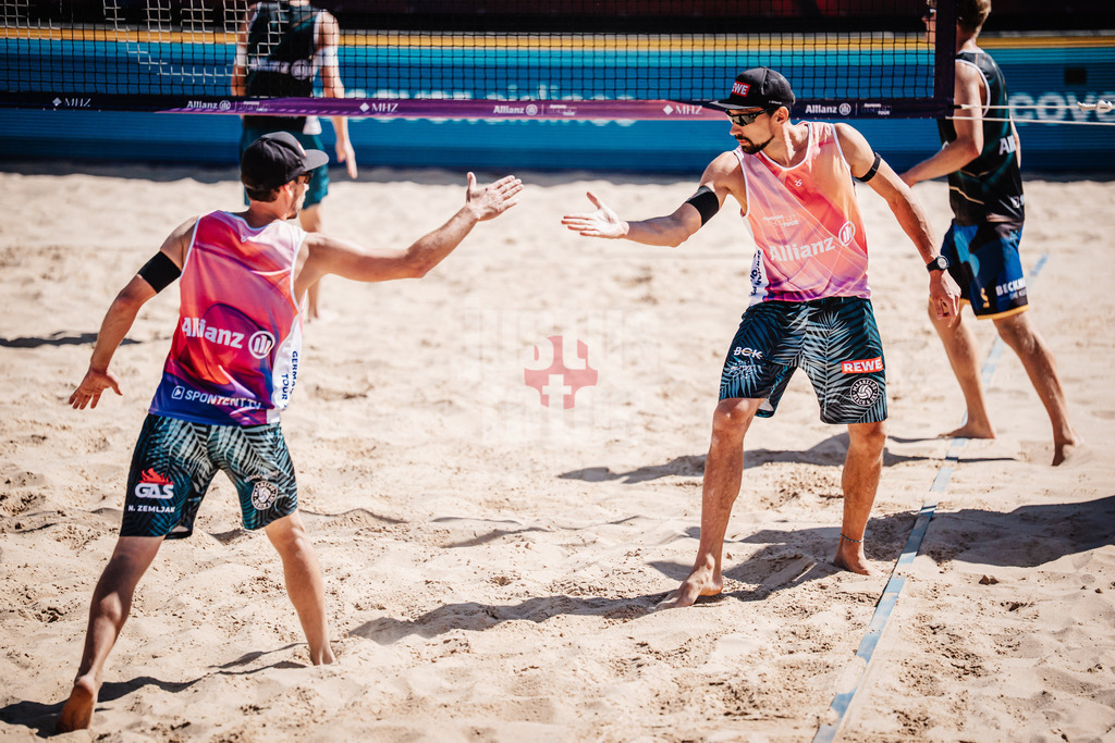 Beachvolleyball | Männer | Allianz German Beach Tour 2025 | Tourstop Berlin | 21.08.2025 | v.l. Nejc Zemljak und Jonathan Erdmann klatschen ein