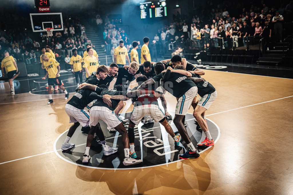 Basketball | Männer | Saison 2024/2025 | easyCredit Basketball Bundesliga | 4. Spieltag | Veolia Towers Hamburg vs. EWE Baskets Oldenburg | 06.10.2024 | Das Team der Veolia Towers Hamburg vor dem Spiel