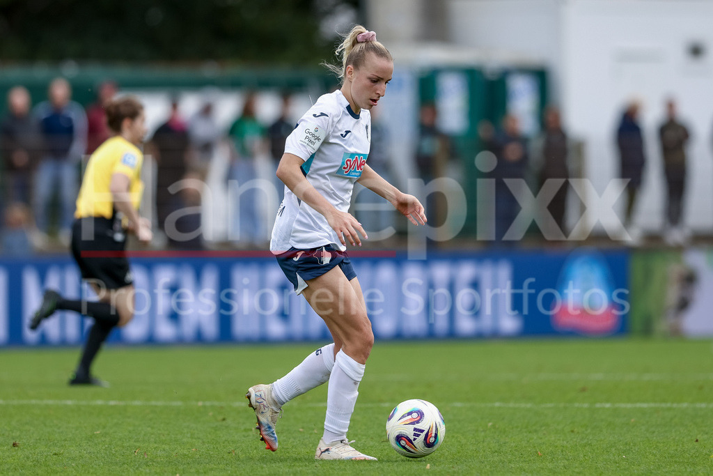 Fussball, Google Pixel Frauen-Bundesliga, SV Werder Bremen - TSG 1899 Hoffenheim | Vanessa Diehm (TSG 1899 Hoffenheim, 6) am Ball, Einzelbild, Ganzkörper, Aktion, Action, Spielszene, DIE DFB-RICHTLINIEN UNTERSAGEN JEGLICHE NUTZUNG VON FOTOS ALS SEQUENZBILDER UND/ODER VIDEOÄHNLICHE FOTOSTRECKEN. DFB REGULATIONS PROHIBIT ANY USE OF PHOTOGRAPHS AS IMAGE SEQUENCES AND/OR QUASI-VIDEO.