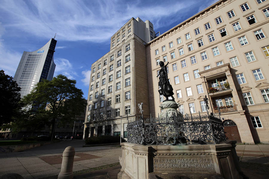 Foto: Leipzig - Mägdebrunnen - Blick zu City Hochhaus und Europahaus | Das Team hinter BILDLEXIKON LEIPZIG bündelt historische wie aktuelle Informationen über die Stadt Leipzig in Text und Bild auf einer Plattform und stellt diese der interessierten Öffentlichkeit zur Verfügung.