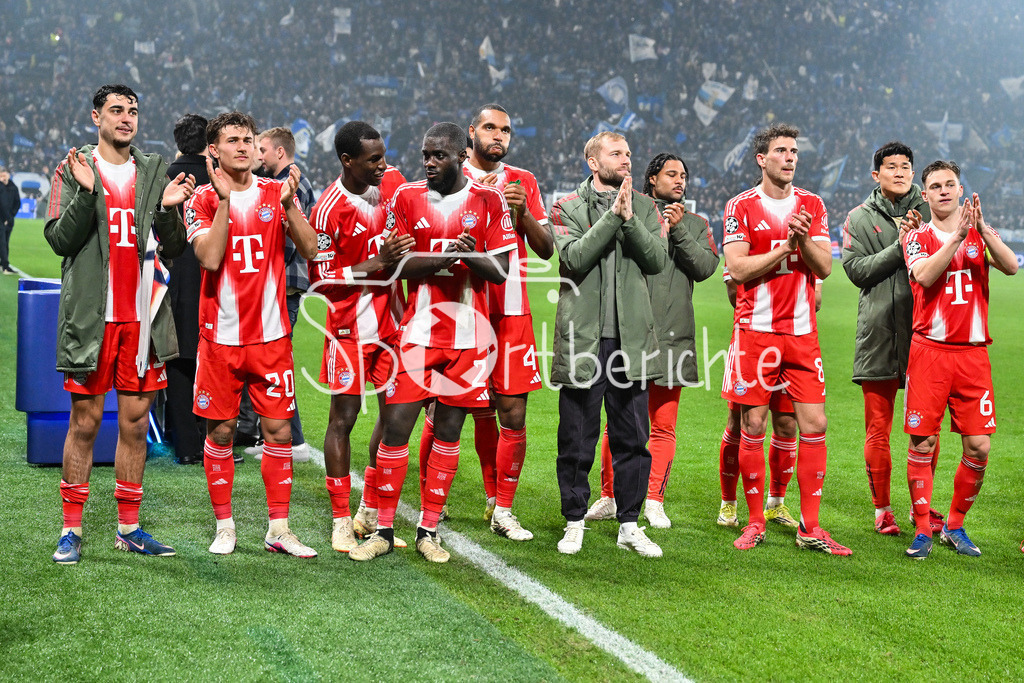 Atalanta Bergamo - FC Bayern München | BERGAMO, ITALY - 10. MARCH:  the team from Munich celebrates the win with the fans after the UEFA Champions League match between Atalanta Bergamo vs. FC Bayern Munich on first leg of round of 16 at New Balance Arena