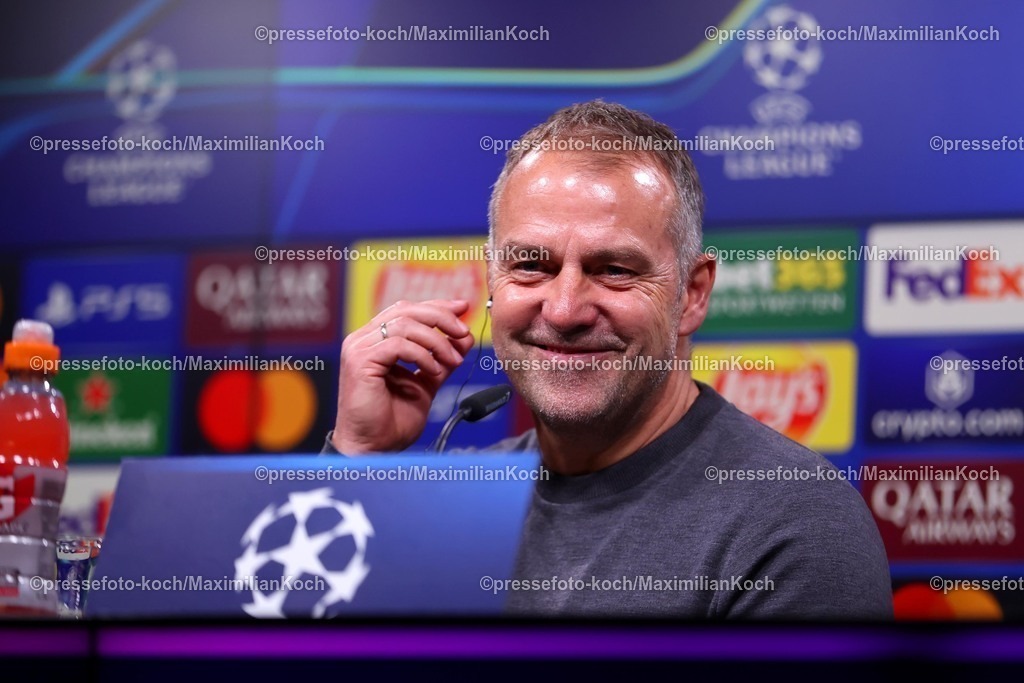 UCL1504251101 | 15.04.2025, Fußball, UEFA Champions League, Borussia Dortmund - FC Barcelona, BVB Stadion, Viertelfinale, Saison 2024 2025: Pressekonferenz mit den Trainern nach dem Spiel. Cheftrainer Hansi Flick (FC Barcelona #hc) lachend Fröhlich Freude lächelndRegulations prohibit any use of photographs as image sequences and or quasi-video.