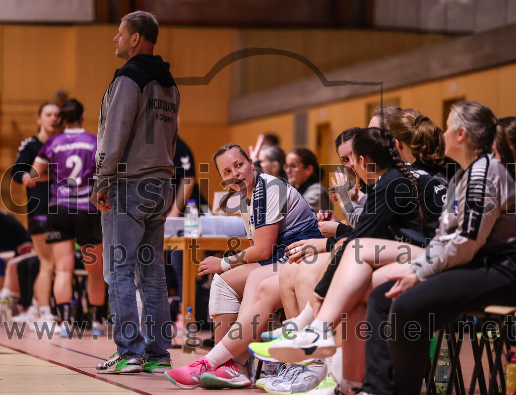 2024-11-24_021_SpVgg_Altenerding_gegen_HC_Donau-Paar_II | Erding, Deutschland, 24.11.2024:Handball, Bezirksoberliga Frauen Altbayern 2024 / 2024, 6. Spieltag, SpVgg Altenerding gegen HC Donau/Paar II, Endergebnis: 24:24Trainer Kurt Rothemund (HC Donau/Paar), Julia Kranich (HC Donau/Paar, #14)Foto: Christian Riedel / fotografie-riedel.net
