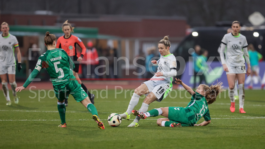Fussball, Google Pixel Frauen-Bundesliga, SV Werder Bremen - VfL Wolfsburg | v.li.: Michelle Ulbrich (SV Werder Bremen, 5), Svenja Huth (VfL Wolfsburg, 10) und Ricarda Walkling (SV Werder Bremen, 13) im Zweikampf, Duell, Dynamik, Aktion, Action, Spielszene, DIE DFB-RICHTLINIEN UNTERSAGEN JEGLICHE NUTZUNG VON FOTOS ALS SEQUENZBILDER UND/ODER VIDEOÄHNLICHE FOTOSTRECKEN. DFB REGULATIONS PROHIBIT ANY USE OF PHOTOGRAPHS AS IMAGE SEQUENCES AND/OR QUASI-VIDEO.