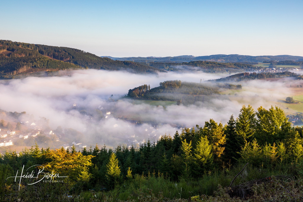 Nebel im Tal | Frühnebel im Schmallenberger Sauerland - Realisiert mit Pictrs.com