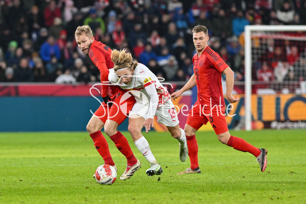 Augsburger Panther - EC VSV | im Duell Konrad LAIMER (FC Bayern Muenchen 27) und Mads BIDSTRUP (RB Salzburg 18) / Zweikampf / Testspiel: RB Salzburg - FC Bayern Muenchen, Red Bull Arena am 06.01.2025