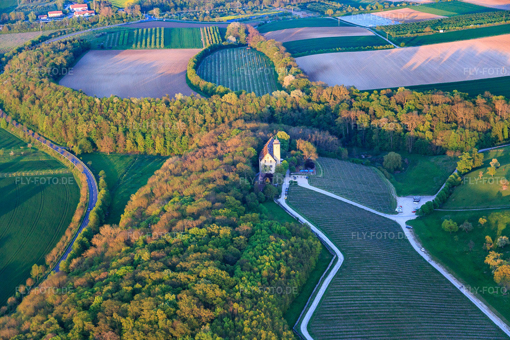 Luftbild: Schloss Hallburg Vinothek an der Mainschleife in Volkach im Bundesland Bayern in Deutschland. Foto: IMG_087893.jpg vom 05.05.2016 durch Werner Riehm/FLY-FOTO.deWeingut Schloß Hallburg - Shop