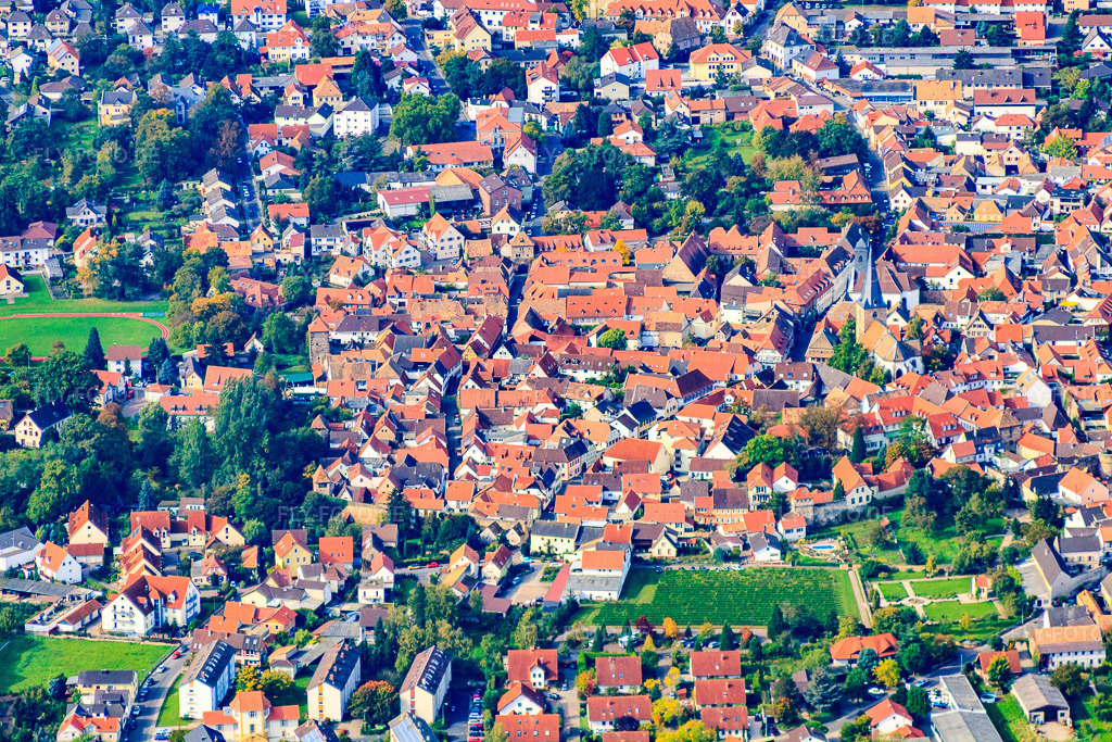 Luftbild: historische Altstadt in Freinsheim im Bundesland Rheinland-Pfalz in Deutschland. Foto: IMG_34368.jpg vom 03.10.2010 durch Werner Riehm/FLY-FOTO.deAuflösung des Originals: 4752 x 3168 px