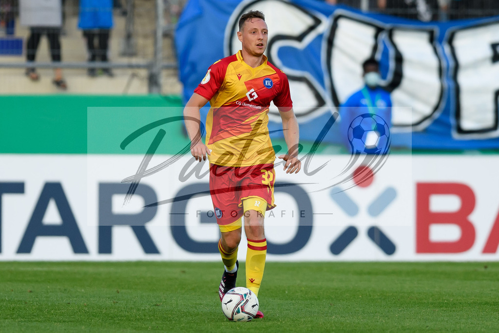 LOTKSC20210809_255 | Fussball, Herren: Robin Bormuth (Karlsruher SC) in Aktion, am Ball, Einzelaktion beim Spiel der 1. Runde im DFB-Pokal zwischen SF Lotte und Karlsruher SC im Stadion am Lotter Kreuz am 09.08.2021 in Lotte, Deutschland.DFB / DFL REGULATIONS PROHIBIT ANY USE OF PHOTOGRAPHS AS IMAGE SEQUENCES AND/OR QUASI-VIDEO. - Realisiert mit Pictrs.com