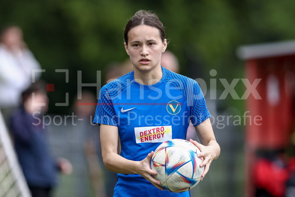 Fussball, Aufstiegsrunde Regionalliga Nord Frauen, FC Union 60 - SC Victoria Hamburg | Elma Tanudjaja (SC Victoria Hamburg, 15) beim Einwurf, Aktion, Action, Spielszene, Portrait, Nahaufnahme, Einzelfoto, Einzelbild