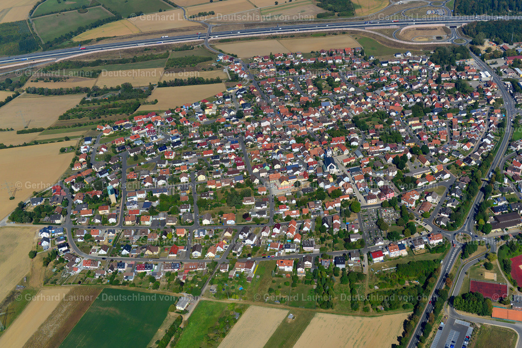 3650552 | KIST 13.09.2016 Wohngebiet - Mischbebauung der Mehr- und Einfamilienhaussiedlung  in Kist im Bundesland Bayern, Deutschland // Residential area - mixed development of a multi-family housing estate and single-family housing estate  in Kist in the state Bavaria, Germany Foto: Gerhard Launer