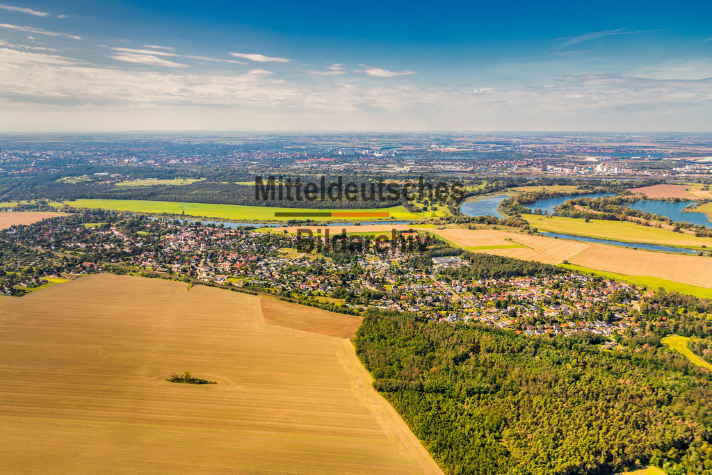 Biederitz im Jerichower Land mit Umflutehle und Baggerloch -6547 | Die Luftaufnahme zeigt Biederitz und Gerwisch eingebettet in die flache Landschaft des Jerichower Landes. Wohngebiete, Verkehrswege, Felder und Grünflächen bestimmen das Bild und lassen aus der Vogelperspektive die räumliche Nähe beider Orte besonders gut erkennen. Die Aufnahme dokumentiert die Siedlungsstruktur im östlichen Umland Magdeburgs.
 - Realisiert mit Pictrs.com