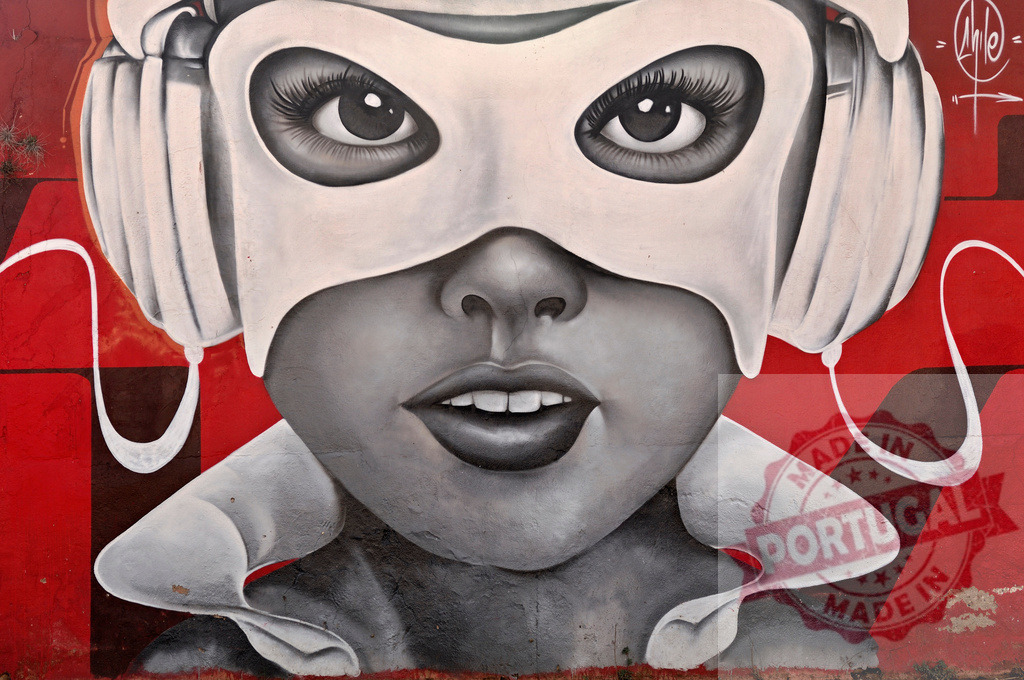 Futuristic girl with headphones and mask painted on a wall | Street art depicting a futuristic girl wearing headphones and a mask, painted in black, white and red - Realisiert mit Pictrs.com