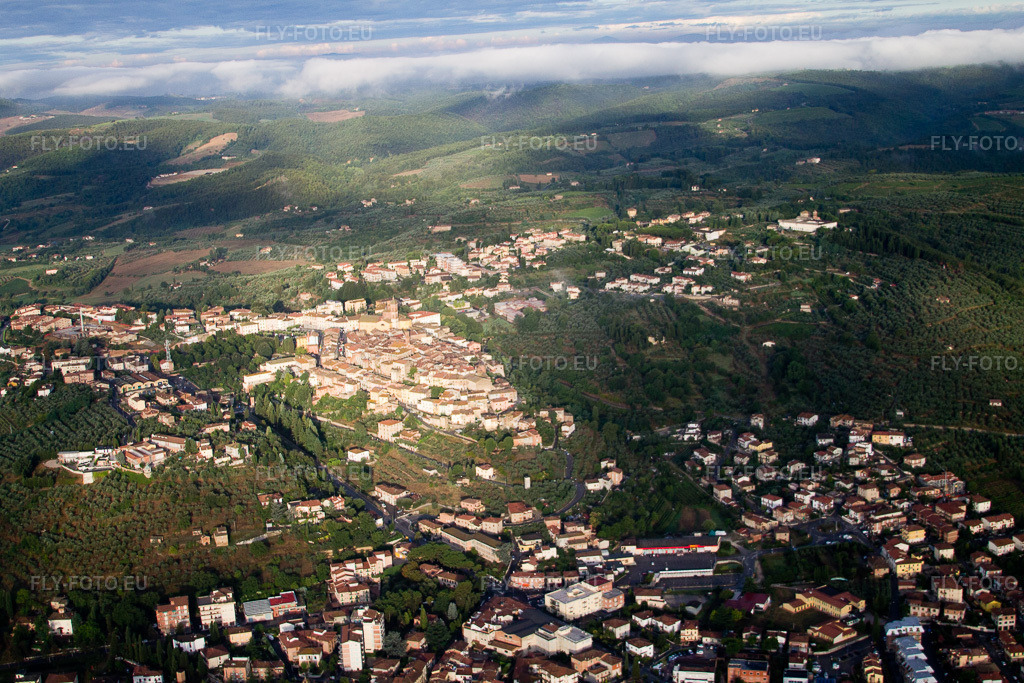 Vue aérienne: Vue de la ville à Sinalunga dans le département Siena, Italie. Photo: IMG_43649.jpg prise le 28/07/2011 par Werner Riehm/FLY-FOTO.eu – Résolution de l'original: 4272 x 2848 px