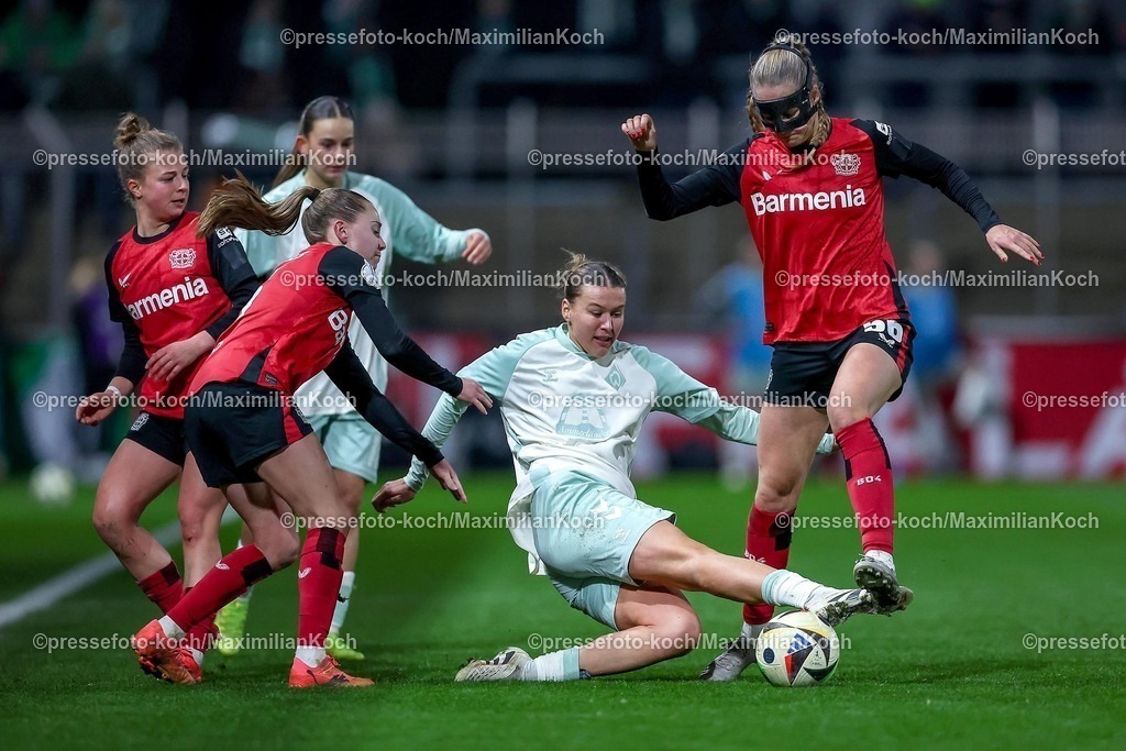 Lev12022501052 | 12.02.2025, Fußball, DFB-Pokal Viertelfinale Frauen, Bayer 04 Leverkusen - SV Werder Bremen, Ulrich-Haberland-Stadion, Saison 2024 2025: Larissa Mühlhaus (Werder Bremen #7) im Zweikampf gegen Janou Levels (Bayer04 #5) und Juliette Angele Vidal (Bayer04 #56)DFB regulations prohibit any use of photographs as image sequences and or quasi-video.
