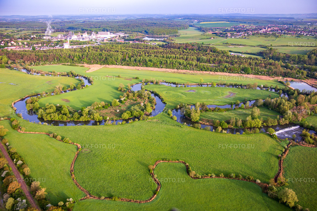 Vue aérienne: Plaines inondables de la Sarre, zone d'alimentation des cigognes de Saaralbe à Willerwald dans le département Moselle, France. Photo: IMG_140553.jpg prise le 01/05/2024 par Werner Riehm/FLY-FOTO.euRésolution de l'original: 5359 x 3573 px
