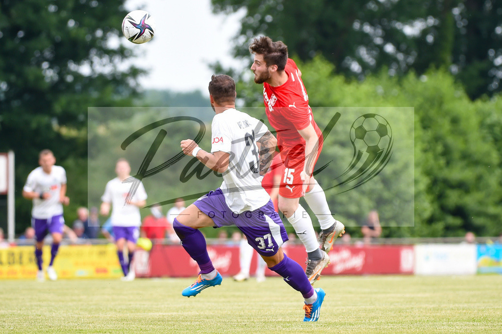 BSBOSN_20210626_0085 | Fussball, Herren: Testspieler Andreas Wiegel und Patrick Papachristodoulou (TuS Bersenbrueck) im Zweikampf beim Testspiel zwischen TuS Bersenbrueck und VfL Osnabrueck im Hasestadion am 26.06.2021 in Bersenbrueck, Deutschland. - Realisiert mit Pictrs.com