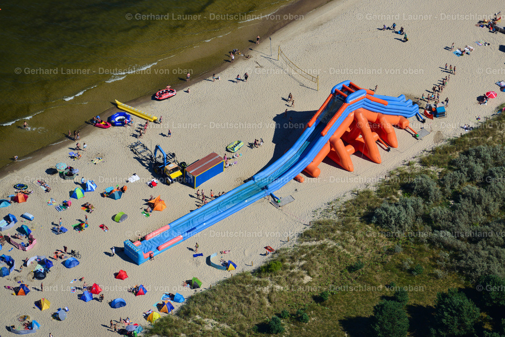 3637727 | ZINNOWITZ 25.08.2016 Sonnenschirm - Reihen am Sand- Strand im Küstenbereich der Ostsee mit einer Wasserrutsche in Zinnowitz auf der Insel Usedom im Bundesland Mecklenburg-Vorpommern, Deutschland. // Parasol - rows on the sandy beach in the coastal area of the Baltic Sea with a water slide in Zinnowitz on the island of Usedom in the state Mecklenburg - Western Pomerania, Germany. Foto: Gerhard Launer
