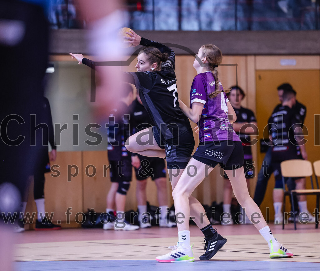 2024-12-14_090_SpVgg_Altenerding_gegen_SVA_Palzing | Erding, Deutschland, 14.12.2024:Handball, Bezirksoberliga Frauen Altbayern 2024 / 2024, 9. Spieltag, SpVgg Altenerding gegen SVA Palzing, Endergebnis: 20:30Paula Forster (SVA Palzing, #7), Greta Felbinger (SpVgg Altenerding, #4)Foto: Christian Riedel / fotografie-riedel.net