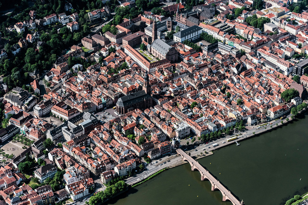 dr__0018001.jpg | HEIDELBERG 01.06.2017 Altstadtbereich und Innenstadtzentrum  am Flussufer des Neckar in Heidelberg im Bundesland Baden-Württemberg, Deutschland. // Old Town area and city center on Flussufer of Neckar in Heidelberg in the state Baden-Wuerttemberg, Germany. Foto: Daniel Reiter