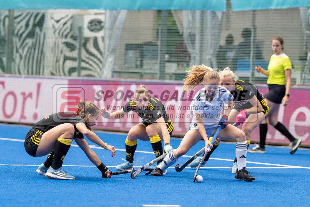 Final4_20250601-1217-Z82_8836 | Krefeld, Deutschland, 01.06.2025:  Feldhockey Final4 2025 – „Deutsche Feldhockey-Meisterschaften 2025“ Harvestehuder HTC - Düsseldorfer HC (Finale Damen) im Gerd-Wellen-Hockeyanlage am 01.06.2025 in Krefeld, Deutschland. (Foto von Kramhöller/Fehrmann/Kaste)Krefeld, Germany, 01.06.2025: Feldhockey Final4 2025 – „Deutsche Feldhockey-Meisterschaften 2025“ Harvestehuder HTC - Düsseldorfer HC (Finale Damen) in Gerd-Wellen-Hockeyanlage at 01.06.2025 in Krefeld, Deutschland. (Foto from Kramhöller/Fehrmann/Kaste)