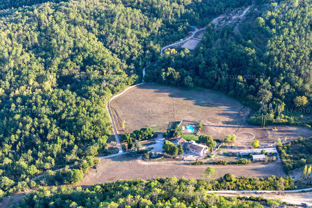 Aerial view: Le Ranch du Lac de Saint Cassien in Callian in the state Var, France.Photo: IMG_129499.jpg taken on 09/18/2021 by Werner Riehm/FLY-FOTO.comResolution of the original: 4639 x 3093 px