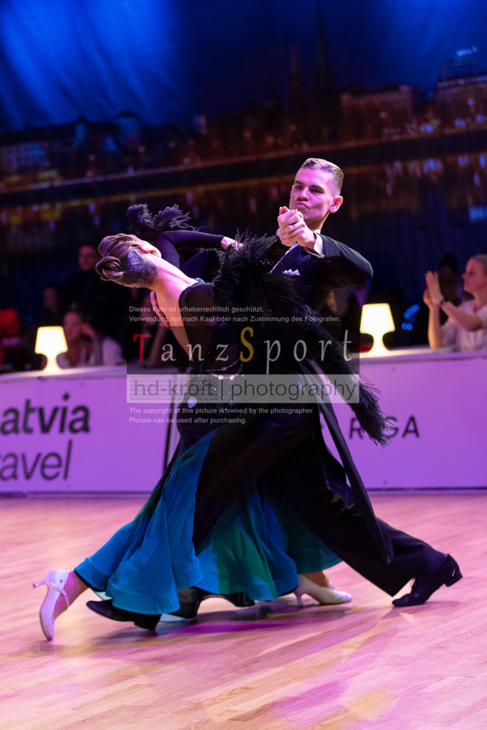 20241215_WDSF_Int_Open_Std-Riga-8893 | Tanzsportbilder, Standardtanz, Lateintanz, WDSF, DTV, LTVB, dancecomp, goc, hessen tanzt, blaues band der spree, walzer, tango, wiener walzer, slowfox, quickstepp, samba, rumba, cha-cha-cha, paso doble. jive, hd-kroft photography, turniertanzsport